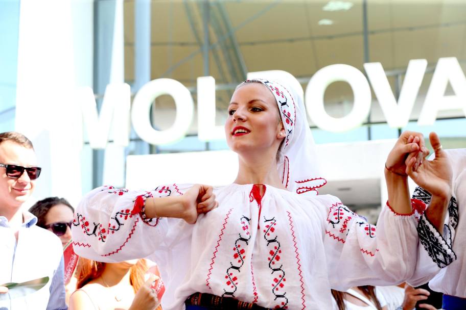 National day Moldavia. Balli in costume tradizionale (Ansa)